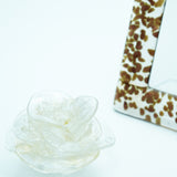 ローズキャンドルと金の窓