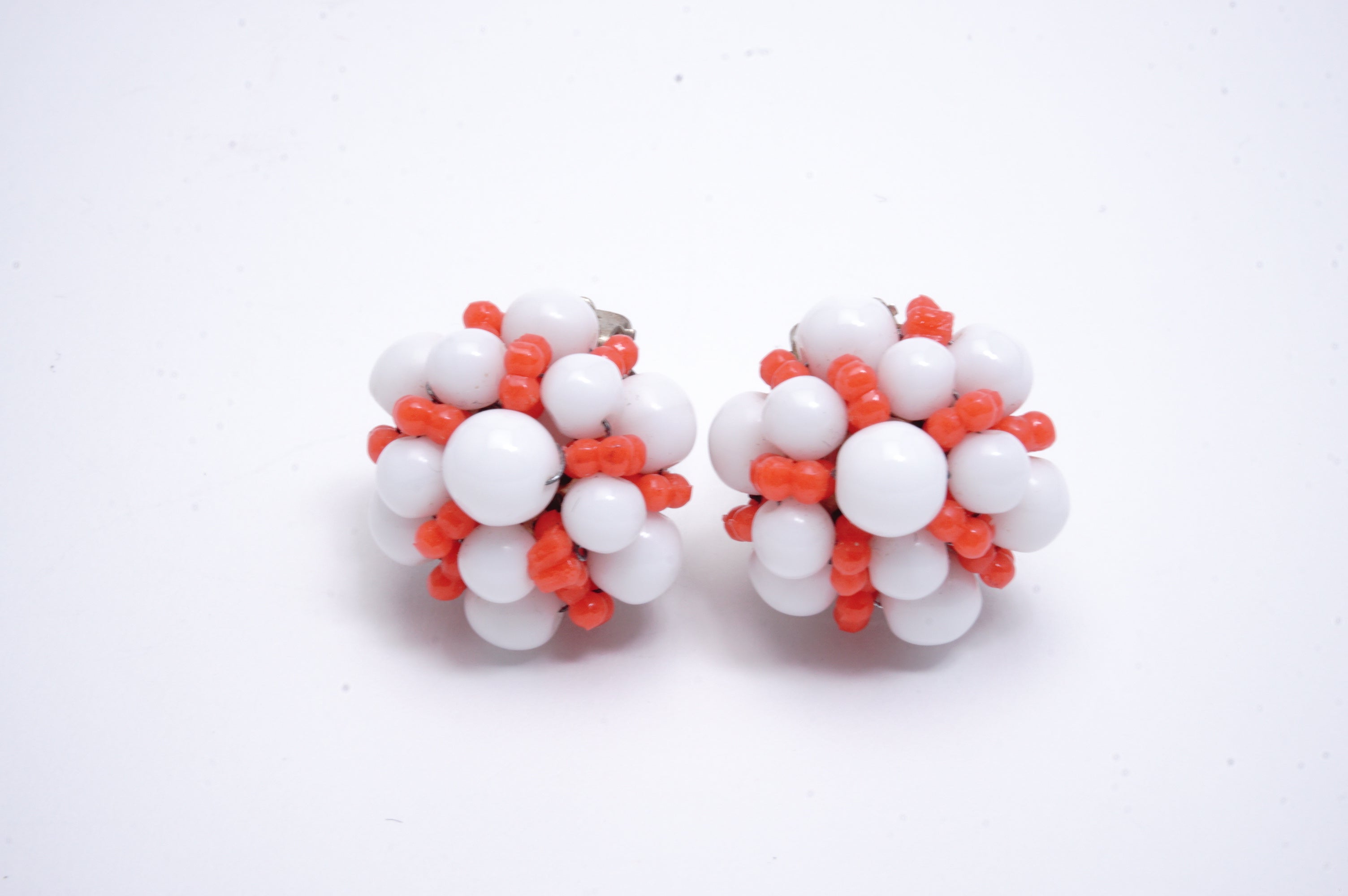 白ガラスビーズ イヤリング／ヴィンテージ・コスチュームジュエリー