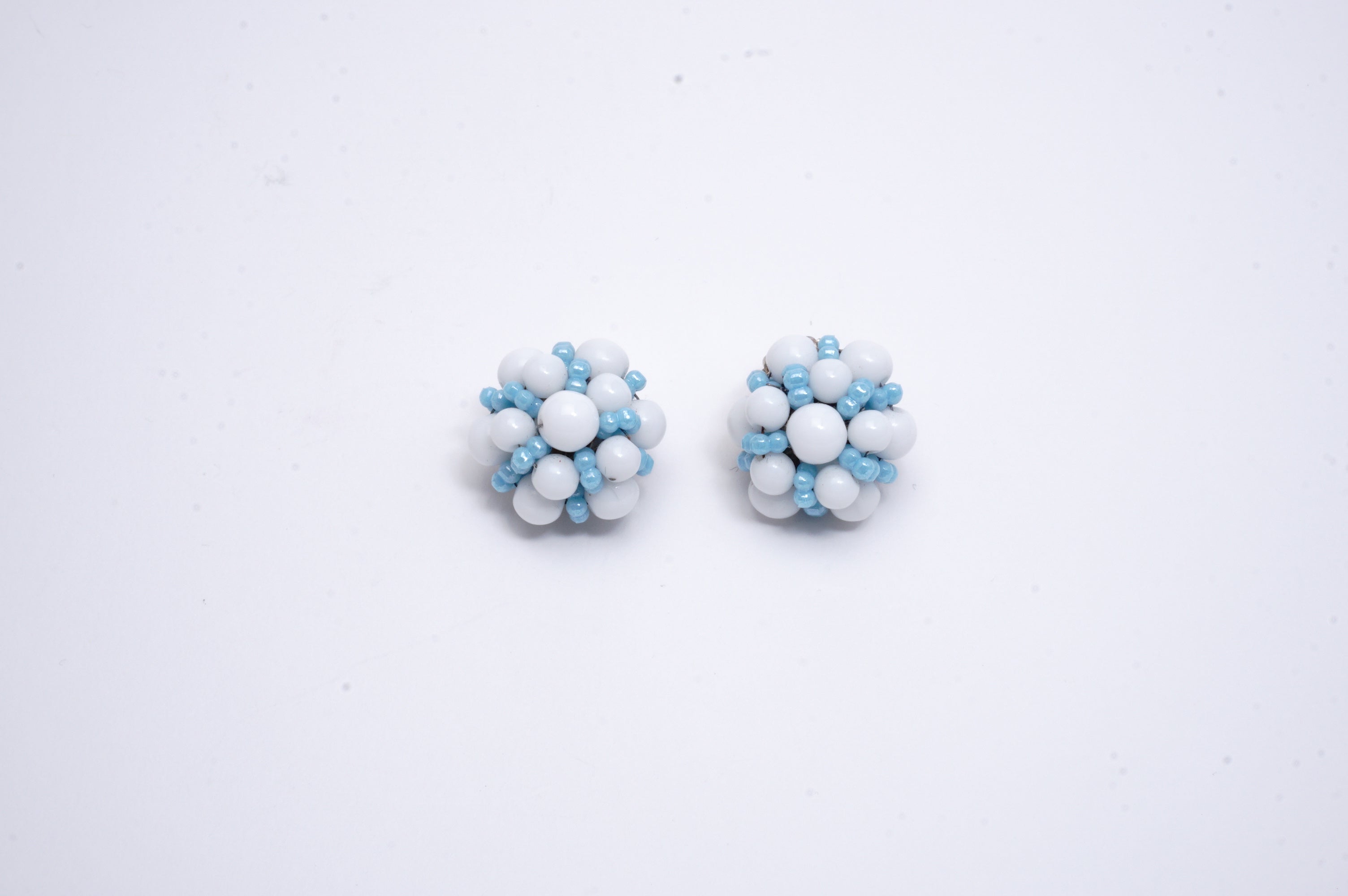 白ガラスビーズ イヤリング／ヴィンテージ・コスチュームジュエリー