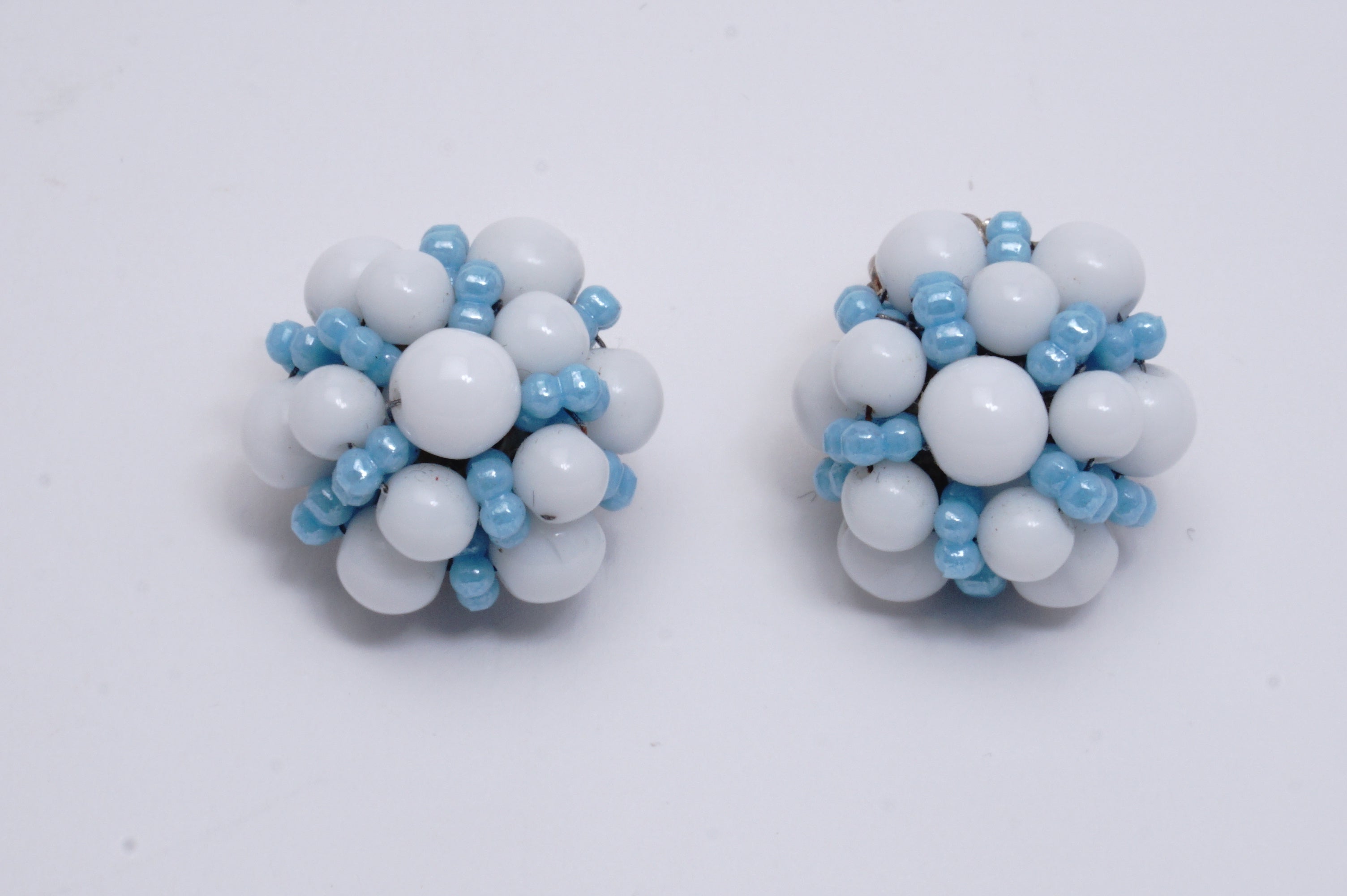 白ガラスビーズ イヤリング／ヴィンテージ・コスチュームジュエリー