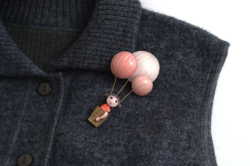 Brooch「Girl and hot air balloon」