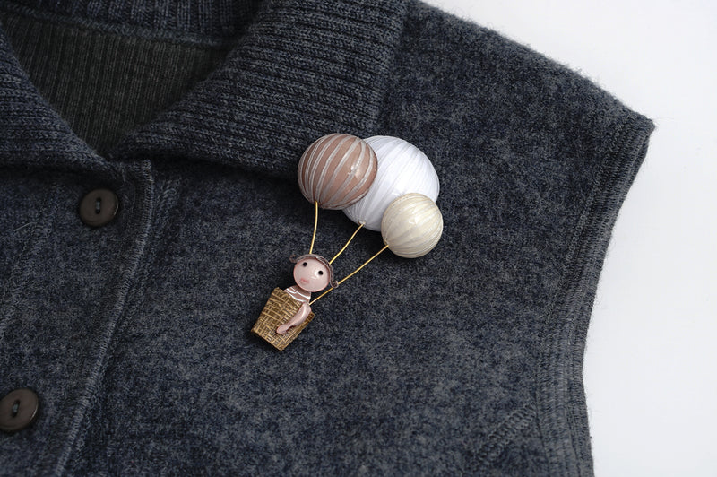 Brooch「Girl and hot air balloon」