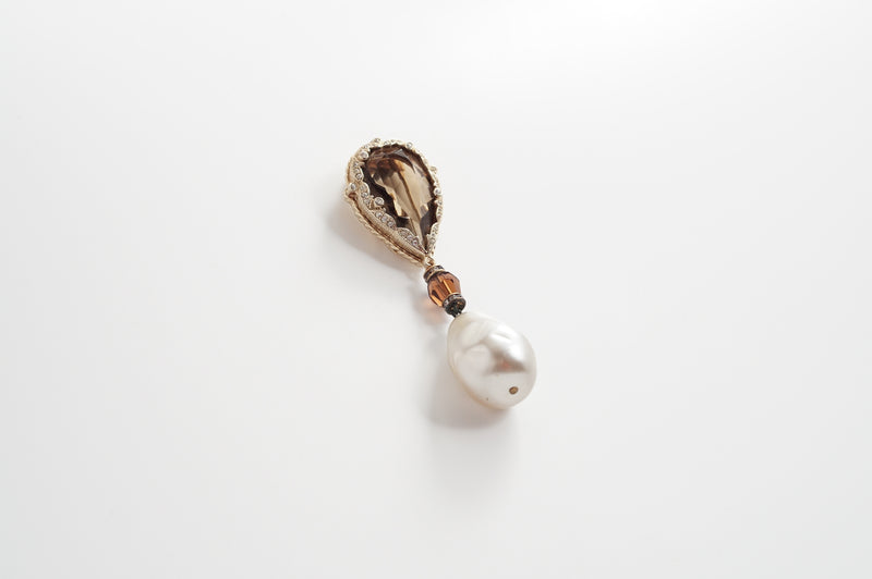 Brooch「Brown Glass with Drop Pearl」